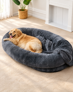 Lit ovale XL en peluche pour chien dans un salon lumineux
